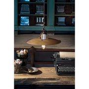 Rusztikus, vidéki stílusú, állítható magasságú, antikolt, repesztett felületű mázas kerámiából és rozsdás fémből készült, textilburkolatú vezetékkel kialakított, kézműves függeszték lámpa.