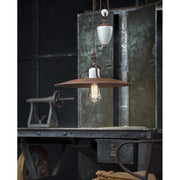 Rusztikus, vidéki stílusú, állítható magasságú, antikolt, repesztett felületű mázas kerámiából és rozsdás fémből készült, textilburkolatú vezetékkel kialakított, kézműves függeszték lámpa.