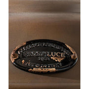 Rusztikus, vidéki stílusú, antikolt felületű mázas kerámiából és rozsdás fémből készült, textilburkolatú vezetékkel kialakított, kézműves függeszték lámpa.