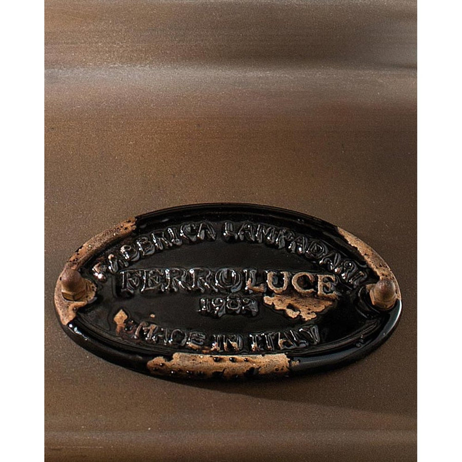 Rusztikus, vidéki stílusú, antikolt felületű mázas kerámiából és rozsdás fémből készült, textilburkolatú vezetékkel kialakított, kézműves függeszték lámpa.