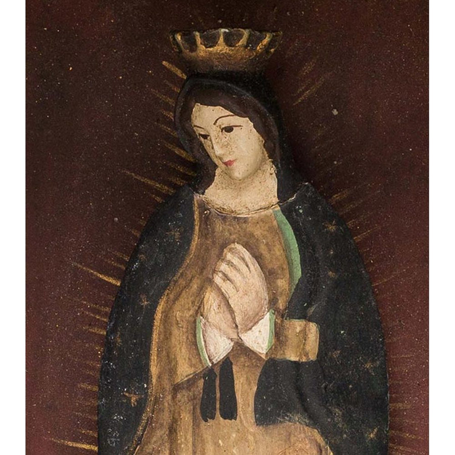 Szoborfülkés fém képkeretbe foglalt, a Guadalupei Szűzanyát ábrázoló figura.