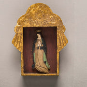 Szoborfülkés fém képkeretbe foglalt, a Guadalupei Szűzanyát ábrázoló figura.