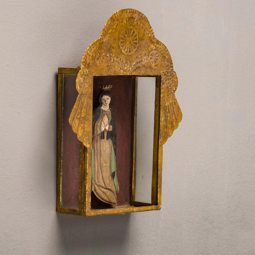Szoborfülkés fém képkeretbe foglalt, a Guadalupei Szűzanyát ábrázoló figura.