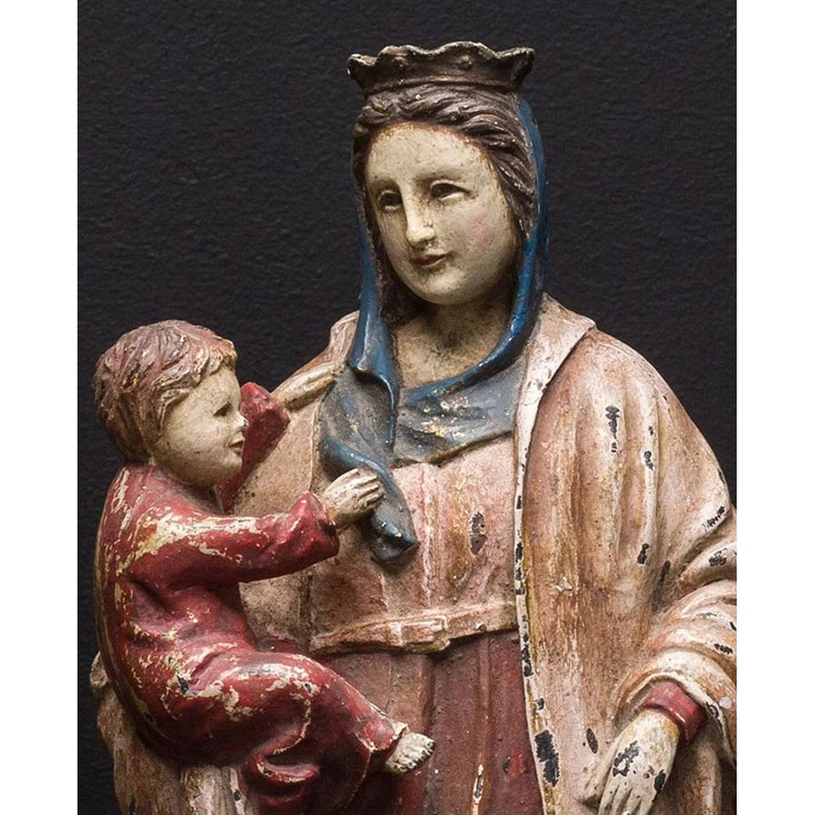 Gyógyító Szűzanyát ábrázoló figura.