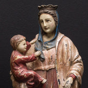 Gyógyító Szűzanyát ábrázoló figura.