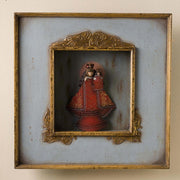 Szoborfülkés fa képkeretbe foglalt,, a Gyógyító Szűzanyát ábrázoló figura.