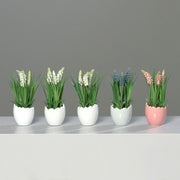 Krém, kék és rózsaszín színárnyalatú mű gyöngyike virágok, tojás formájú, kerámia kaspókban.