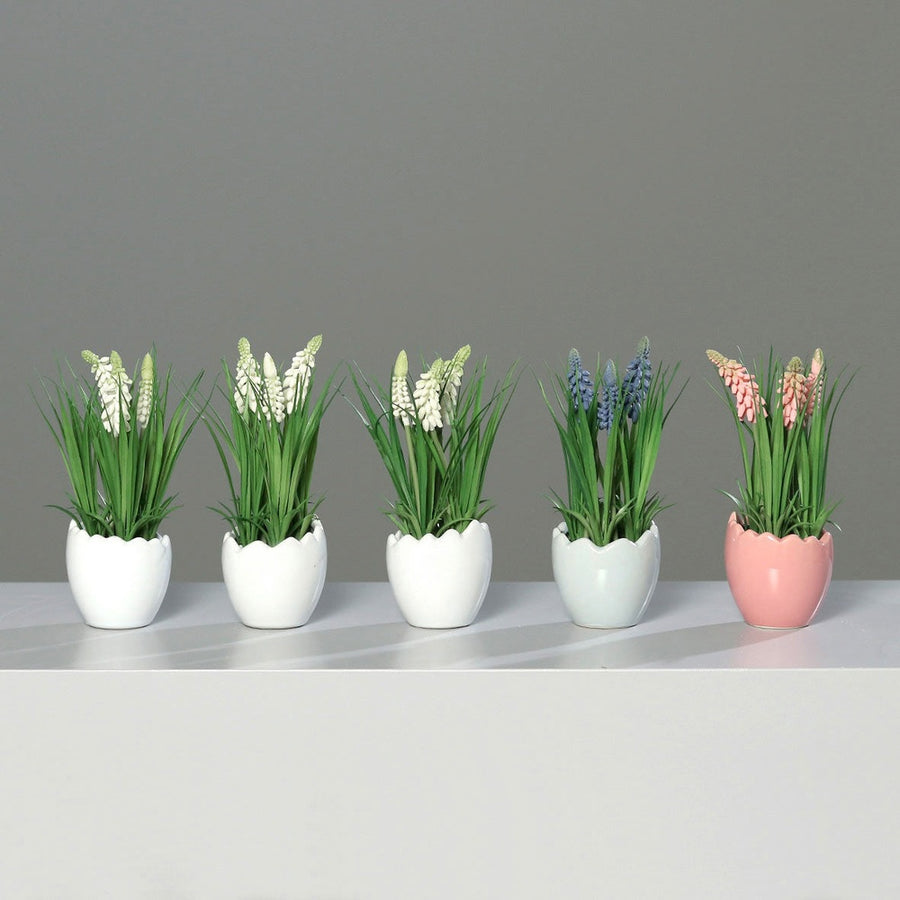 Krém, kék és rózsaszín színárnyalatú mű gyöngyike virágok, tojás formájú, kerámia kaspókban.