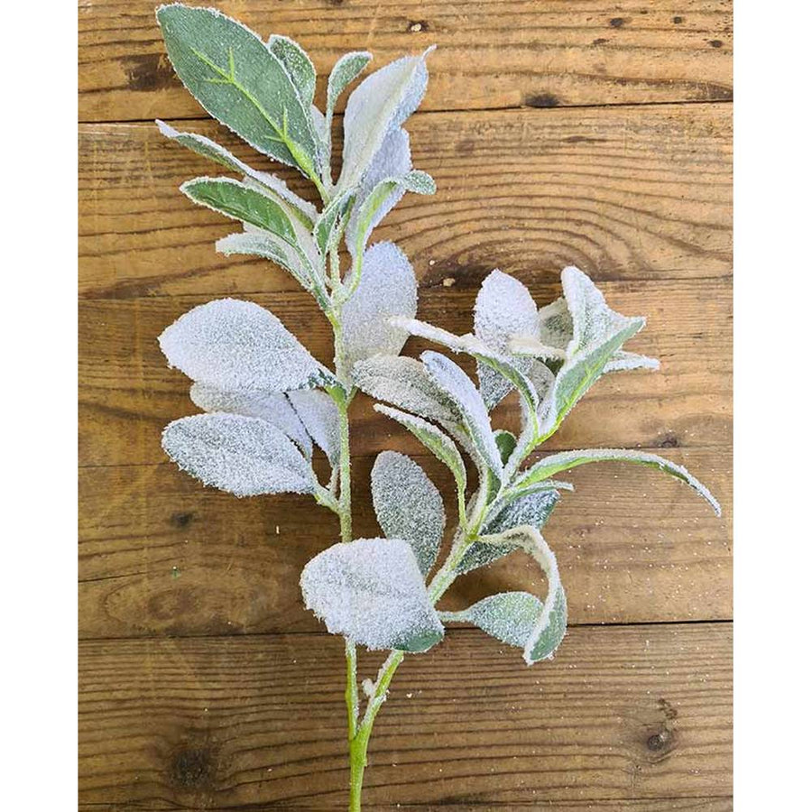 Mesterséges, élethű megjelenésű, 74 cm hosszú, havas, jeges karácsonyi mű zsálya ág natúr színű deszka asztalon 