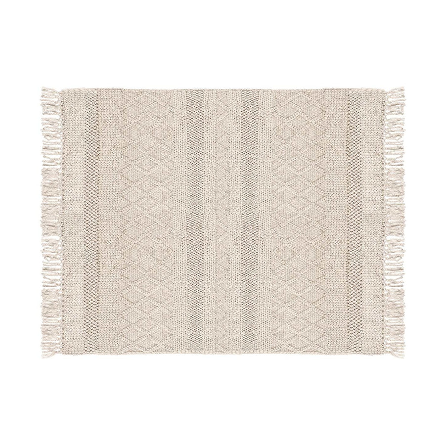 Bézs színű rojtos szélű szőnyeg.