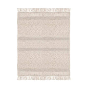 Bézs színű rojtos szélű szőnyeg.