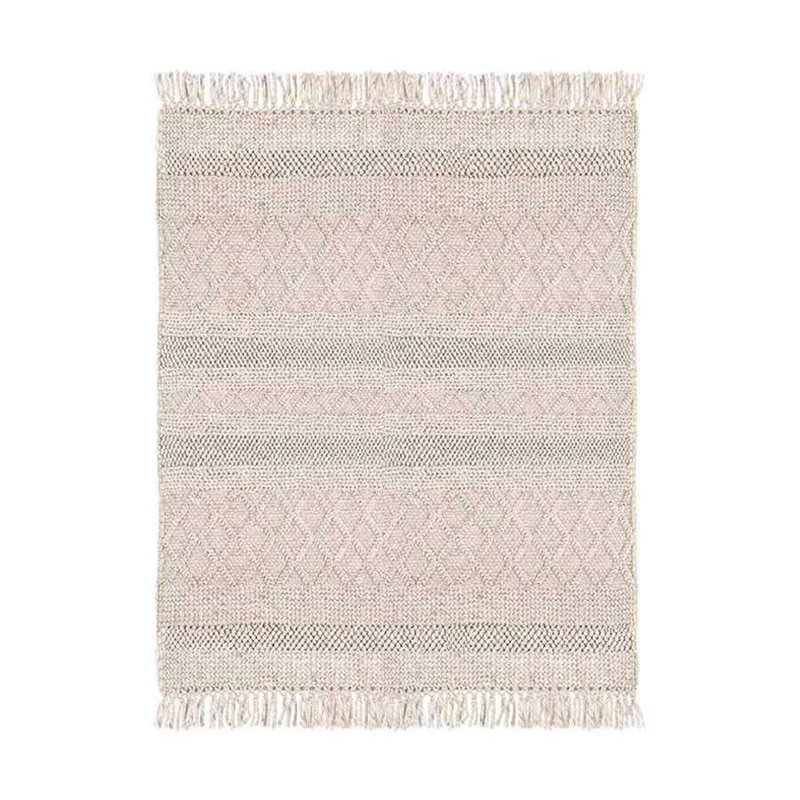 Bézs színű rojtos szélű szőnyeg.