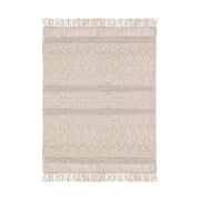 Bézs színű rojtos szélű szőnyeg.