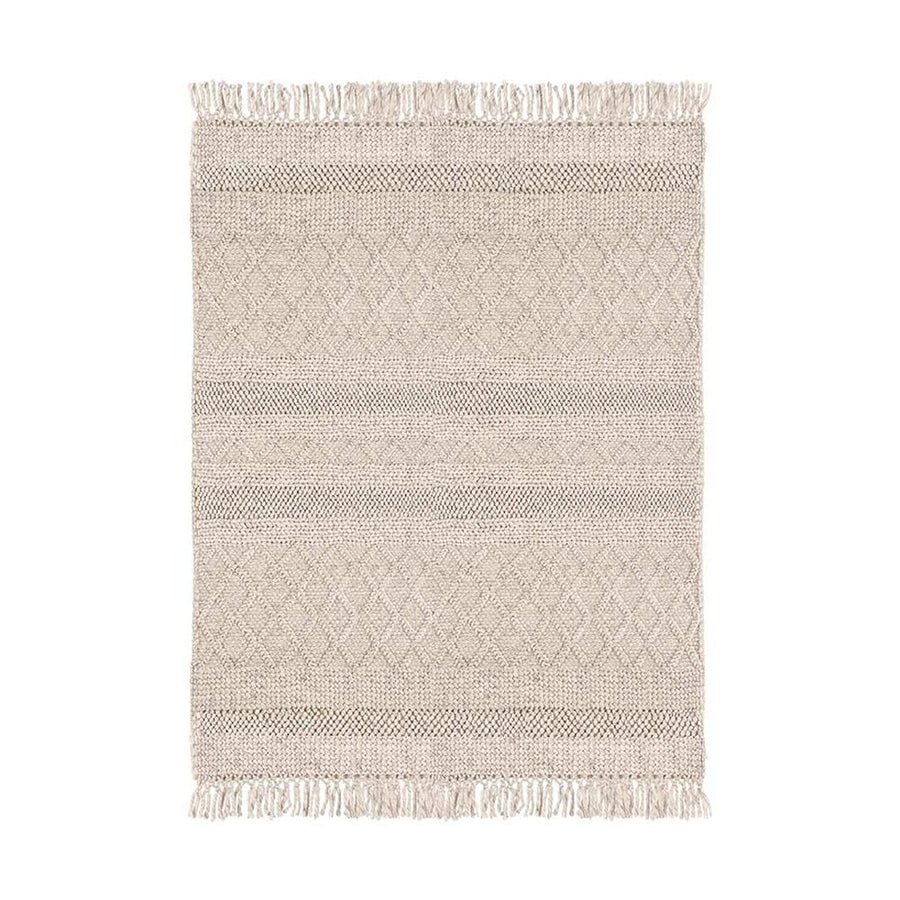 Bézs színű rojtos szélű szőnyeg.