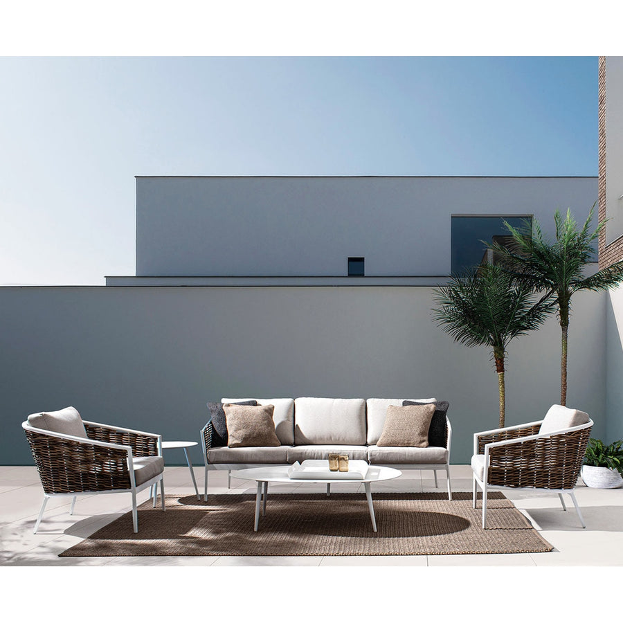 Homokszürke színű kerti ülőgarnitúra, modern teraszon.