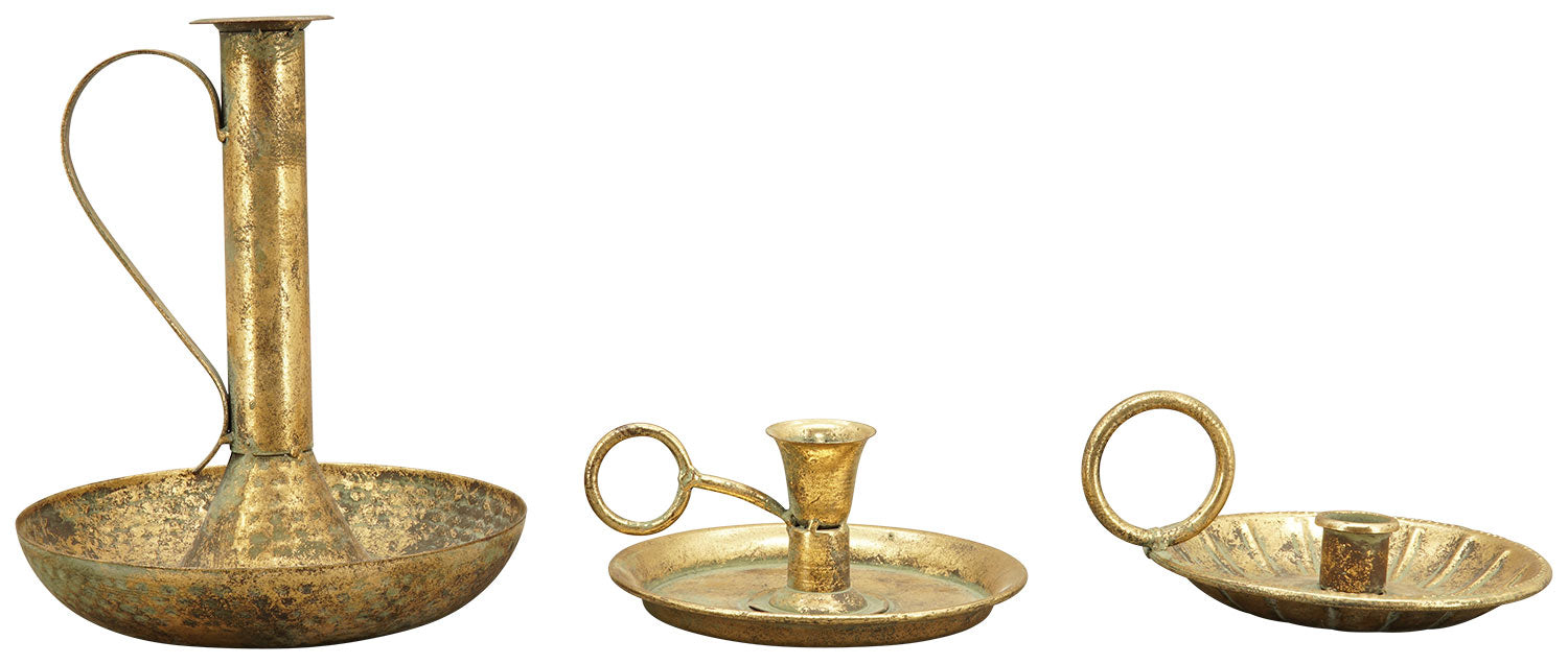 Háromféle méretű és típusú, antikolt, aranyszínű fémből készült hordozható gyertyatartó.