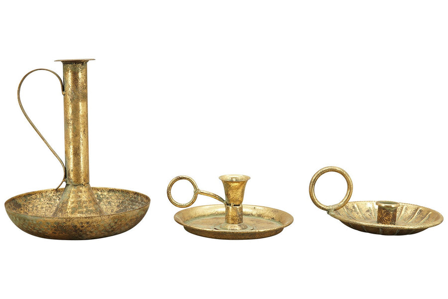 Háromféle méretű és típusú, antikolt, aranyszínű fémből készült hordozható gyertyatartó.