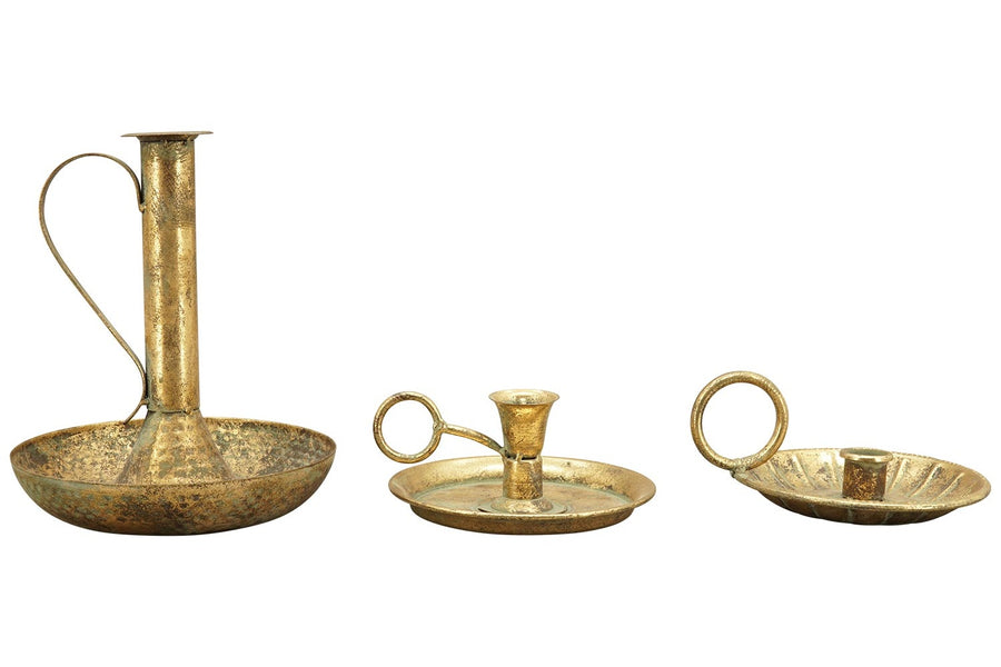 Háromféle méretű és típusú, antikolt, aranyszínű fémből készült hordozható gyertyatartó. 