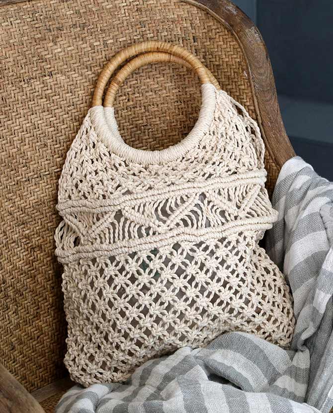 Vintage stílusú, makramé technikával készült pamut női táska bambuszkarika fülekkel rattan fotelben