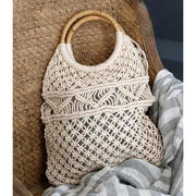 Vintage stílusú, makramé technikával készült pamut női táska bambuszkarika fülekkel rattan fotelben