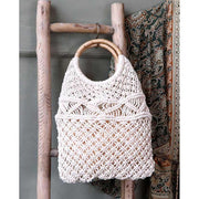 Vintage stílusú, makramé technikával készült pamut női táska bambuszkarika fülekkel dekor falétrán