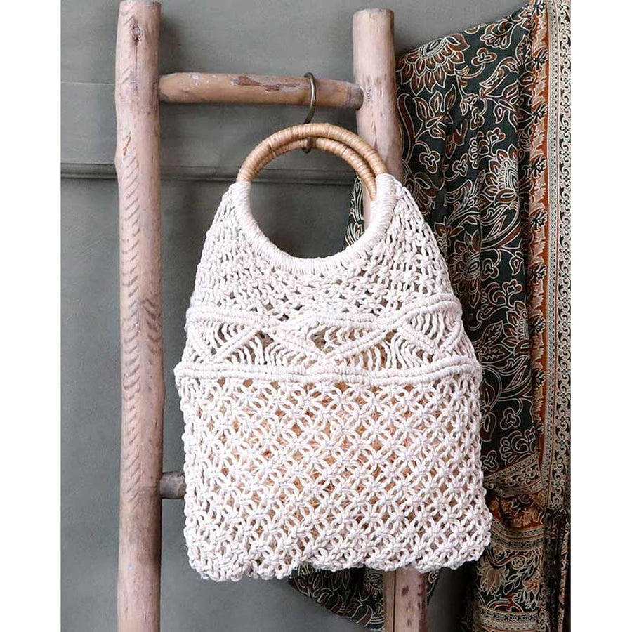 Vintage stílusú, makramé technikával készült pamut női táska bambuszkarika fülekkel dekor falétrán