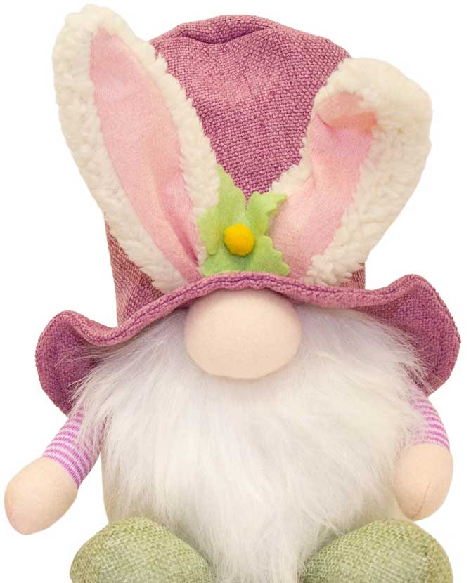 Mályva színű zsákvászonból készült, nyuszifülekkel díszített kalapot viselő, 22 cm magas, mókás húsvéti textil manó figura.