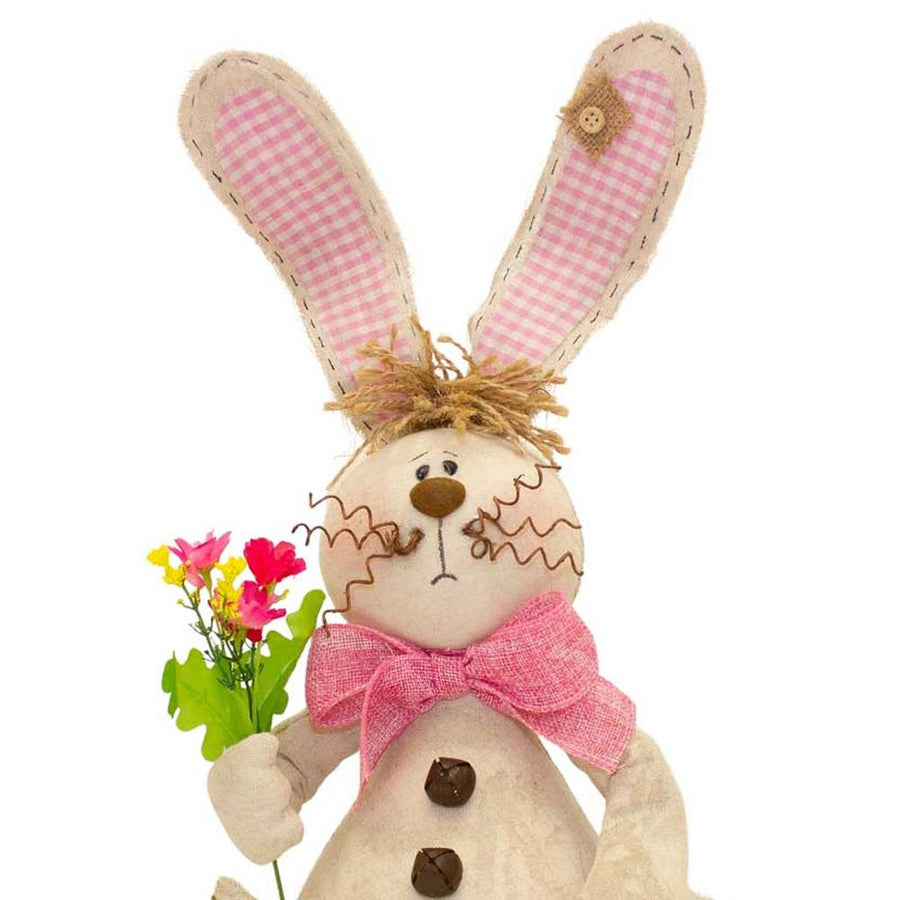 Vidéki, farmhouse stílusú, rusztikus fém csengőkkel díszített, kézzel varrott nyuszi figura.