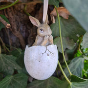 Vintage stílusú,, függeszthető húsvéti nyuszi figura tojáshéjban.