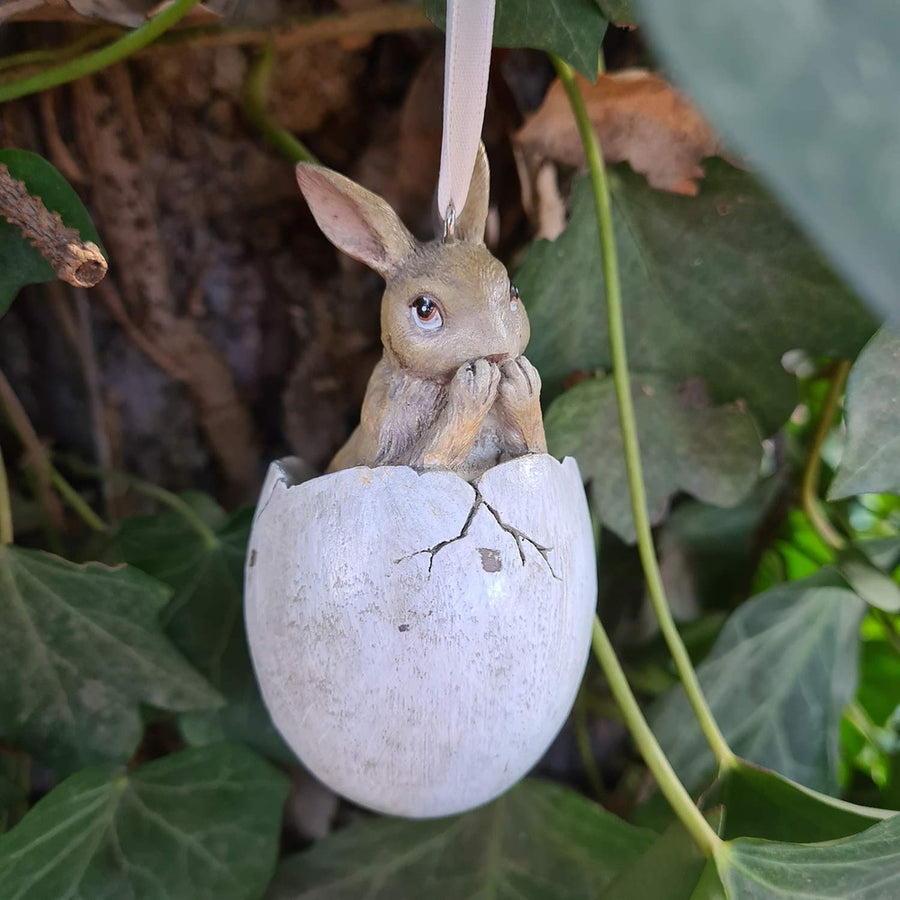 Vintage stílusú,, függeszthető húsvéti nyuszi figura tojáshéjban.