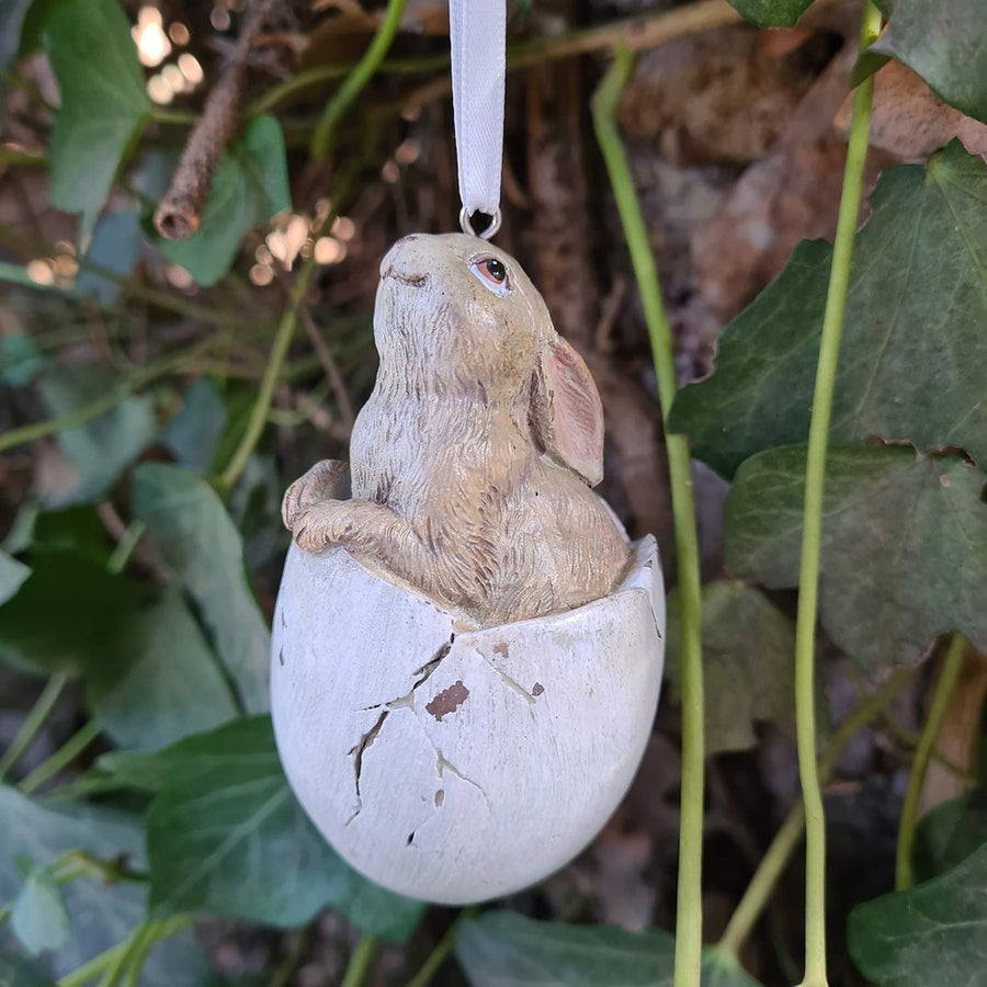 Vintage stílusú,, függeszthető húsvéti nyuszi figura tojáshéjban.