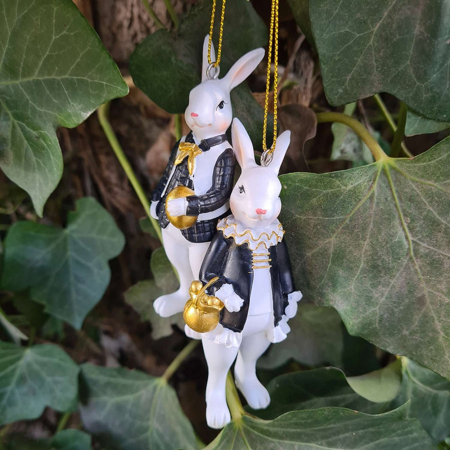 Fub Funky stílusú,, fekete és aranyszínű ruhájú, függeszthető kialakítású nyuszi pár.