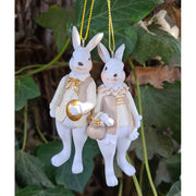 Fub Funky stílusú, 10 cm magas, bézs és aranyszínű ruhájú, függeszthető kialakítású nyuszi pár.