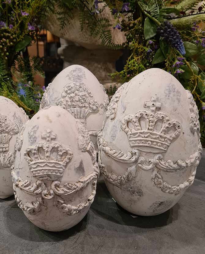 Vidéki vintage stílusú, patinás felületű, antik krém színű, dombormintákkal díszített 15 cm magas húsvéti tojás