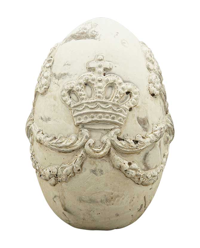 Vidéki vintage stílusú, patinás felületű, antik krém színű, dombormintákkal díszített 15 cm magas húsvéti  tojás