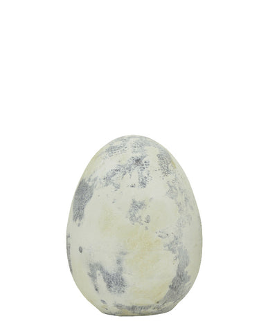 Rusztikus vidéki stílusú, 9 cm átmérőjű és 12 cm magas, antikolt felületű, krém színű húsvéti kerámia tojás.