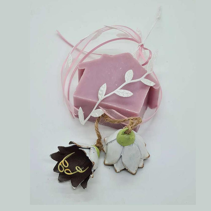 Prémium minőségű, függeszthető, 25 cm magas (+ akasztó), exkluzív megjelenésű, házikó alakú, illatos kézműves szappan dekoráció, fehér színű fém tulipánokkal