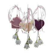 Prémium minőségű, függeszthető, 25 cm magas (+ akasztó), exkluzív megjelenésű, házikó alakú, illatos kézműves szappan dekoráció, fehér színű fém tulipánokkal