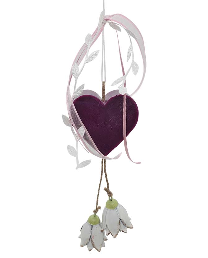 Prémium minőségű, függeszthető, 25 cm magas (+ akasztó), exkluzív megjelenésű, szív alakú, illatos kézműves szappan dekoráció, fehér színű fém tulipánokkal