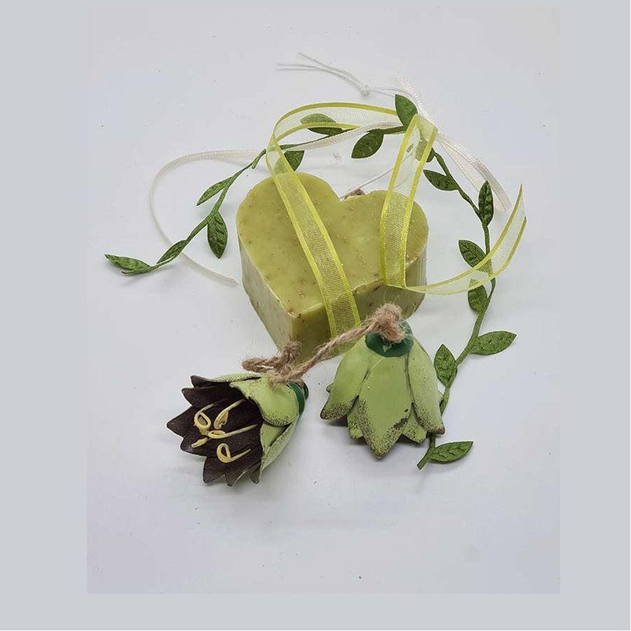 Prémium minőségű, függeszthető, 25 cm magas (+ akasztó), exkluzív megjelenésű, kézműves, illatos szív alakú szappan dekoráció, zöld színű fém tulipánokkal 