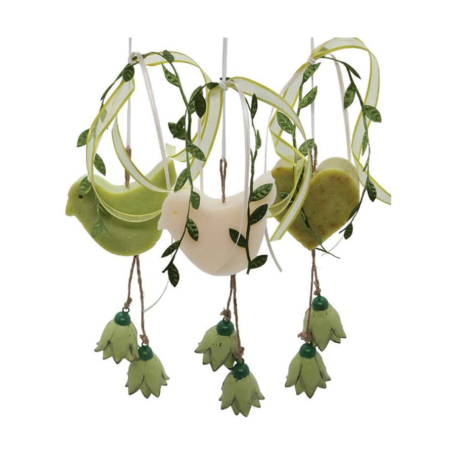 Prémium minőségű, függeszthető, 25 cm magas (+ akasztó), exkluzív megjelenésű, kézműves, illatos szív alakú szappan dekoráció, zöld színű fém tulipánokkal 