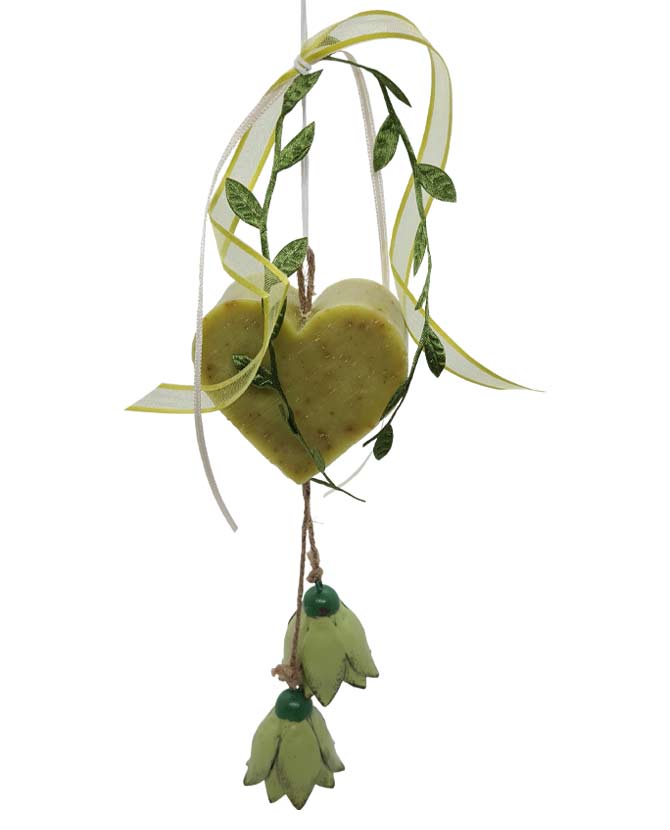 Prémium minőségű, függeszthető, 25 cm magas (+ akasztó), exkluzív megjelenésű, kézműves, illatos szív alakú szappan dekoráció, zöld színű fém tulipánokkal 