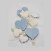 Prémium minőségű, függeszthető, 35 cm magas (+ akasztó), exkluzív megjelenésű, szív alakú, illatos kézműves szappan füzér dekoráció, fehér színű fém szívekkel és gyöngyökkel