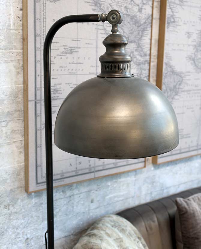 Ipari stílusú, állítható magasságú állólámpa , antikolt fém szürke színű lámpabúrája.