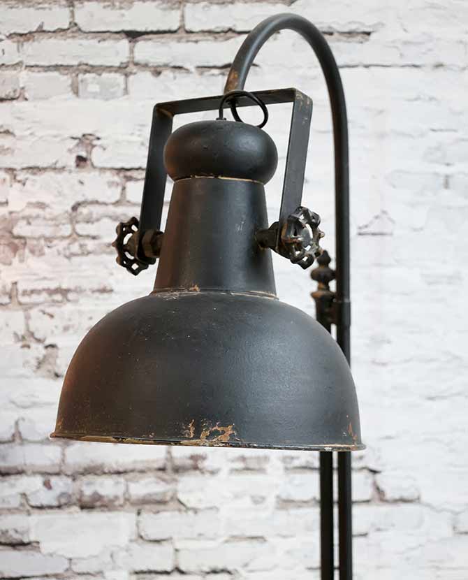 Ipari stílusú, antikolt fekete színű, állítható magasságú fém állólámpa lámpabúrája.
