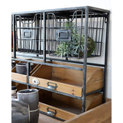 Ipari stílusú, kerámia betűvel díszített fenyőfából készült 4 fiókos fém fali polc