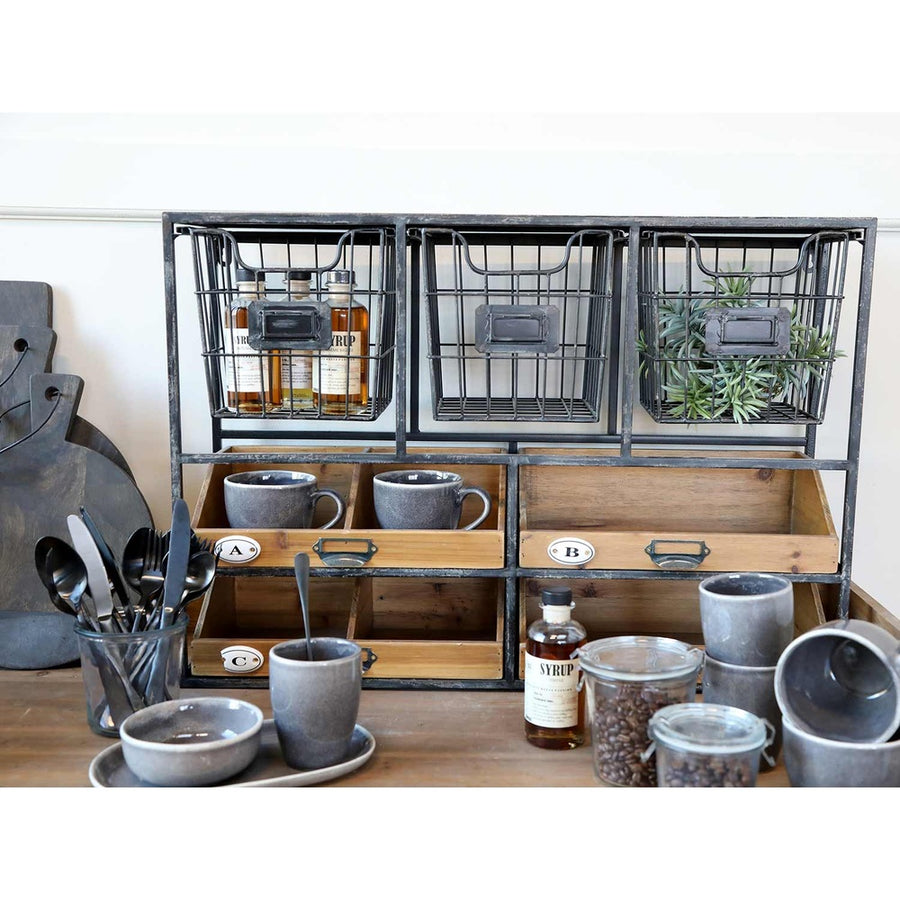 Ipari stílusú 4 fiókos és 3 tárolókosaras fali polc szürke bögrékkel.