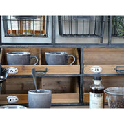 Ipari stílusú 4 fiókos és 3 tárolókosaras fali polc fiókja szürke bögrékkel.