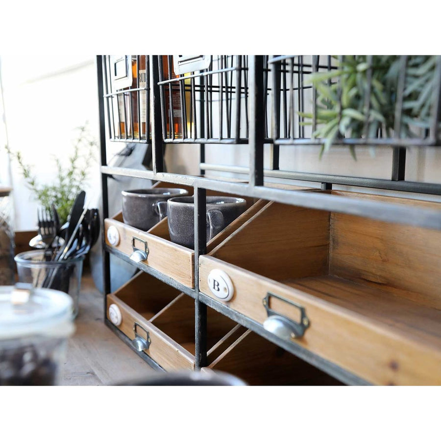 Ipari stílusú 4 fiókos és 3 tárolókosaras fali polc fiókja szürke bögrékkel.