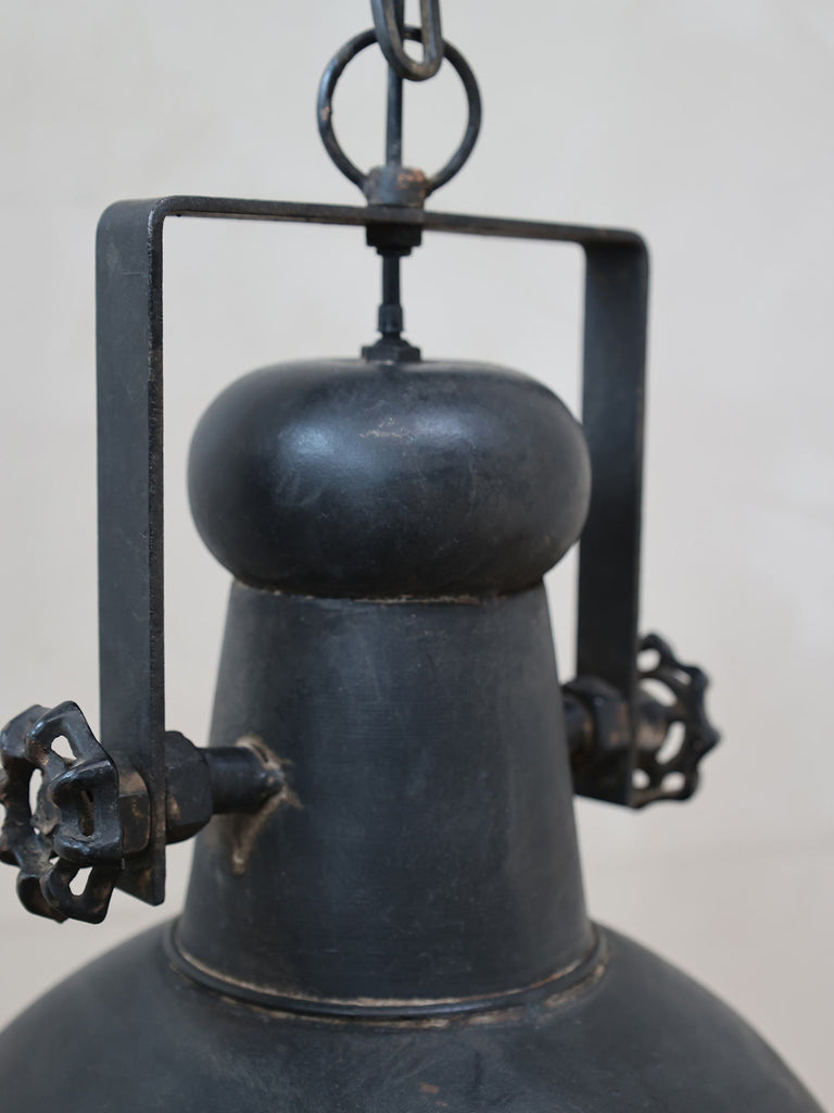 Industrial, loft stílusú fekete régies antikolt felületű ipari fém függeszték lámpa.